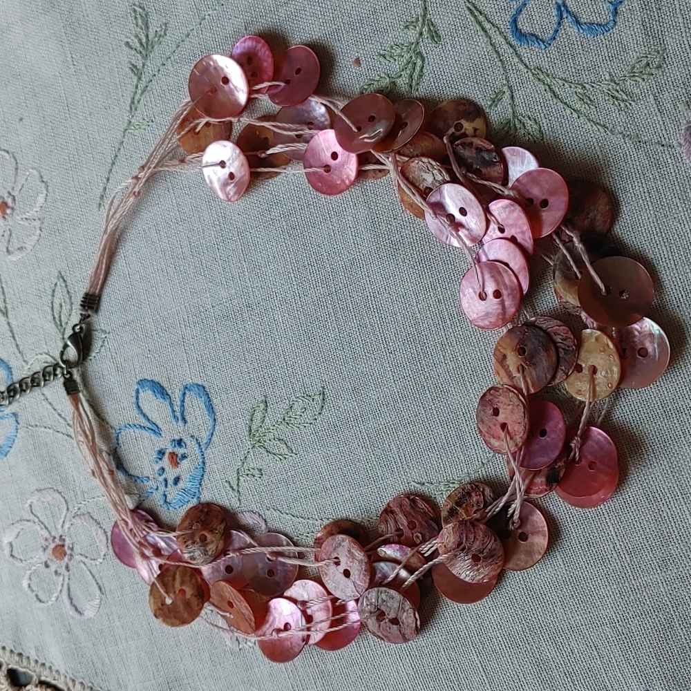 ♦️3 for $15 Pink button shell necklace - Picture 2 of 9
